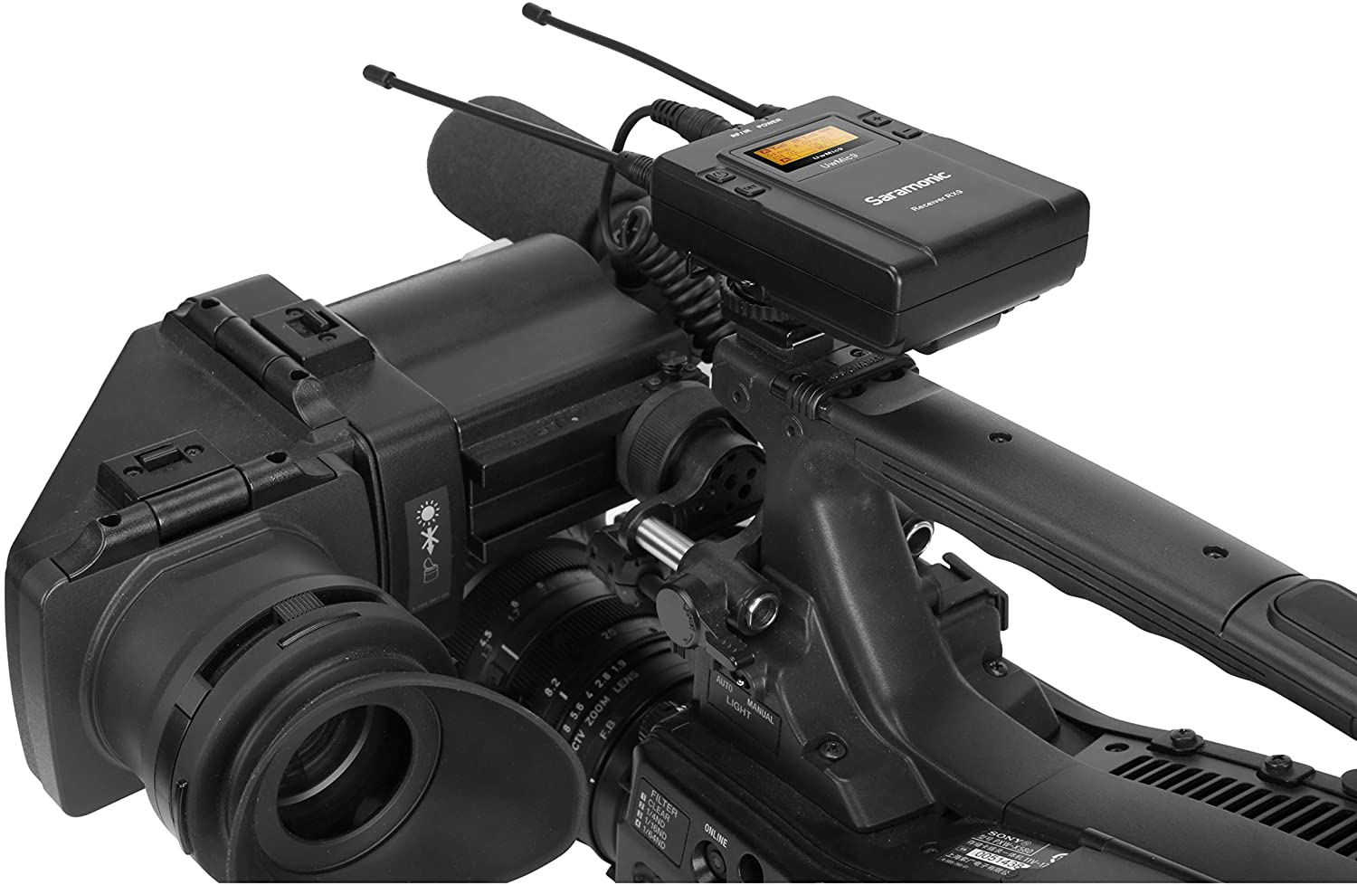 سارامونیک UwMic9 RX9 یک گیرنده بی سیم UHF قابل حمل، دو کاناله و قابل نصب روی دوربین است که به شما امکان می دهد از دو فرستنده بی سیم مجزا (به طور جداگانه فروخته می شود) استفاده کنید در حالی که فقط باید یک گیرنده فوق فشرده را به دوربین خود وصل کنید